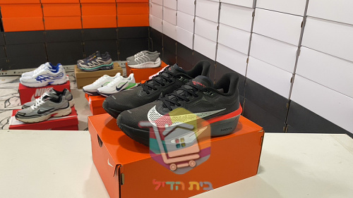 Nike Laufschuhe in Schwarz mit roter Sohle 9