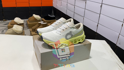Scarpe da running On Cloudmonster 3, bianco in tre colorazioni 21