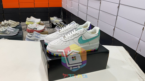 נעלי Nike Air Force 1 Low Kobe Bryant לבן עם סוליה צבעונית 1