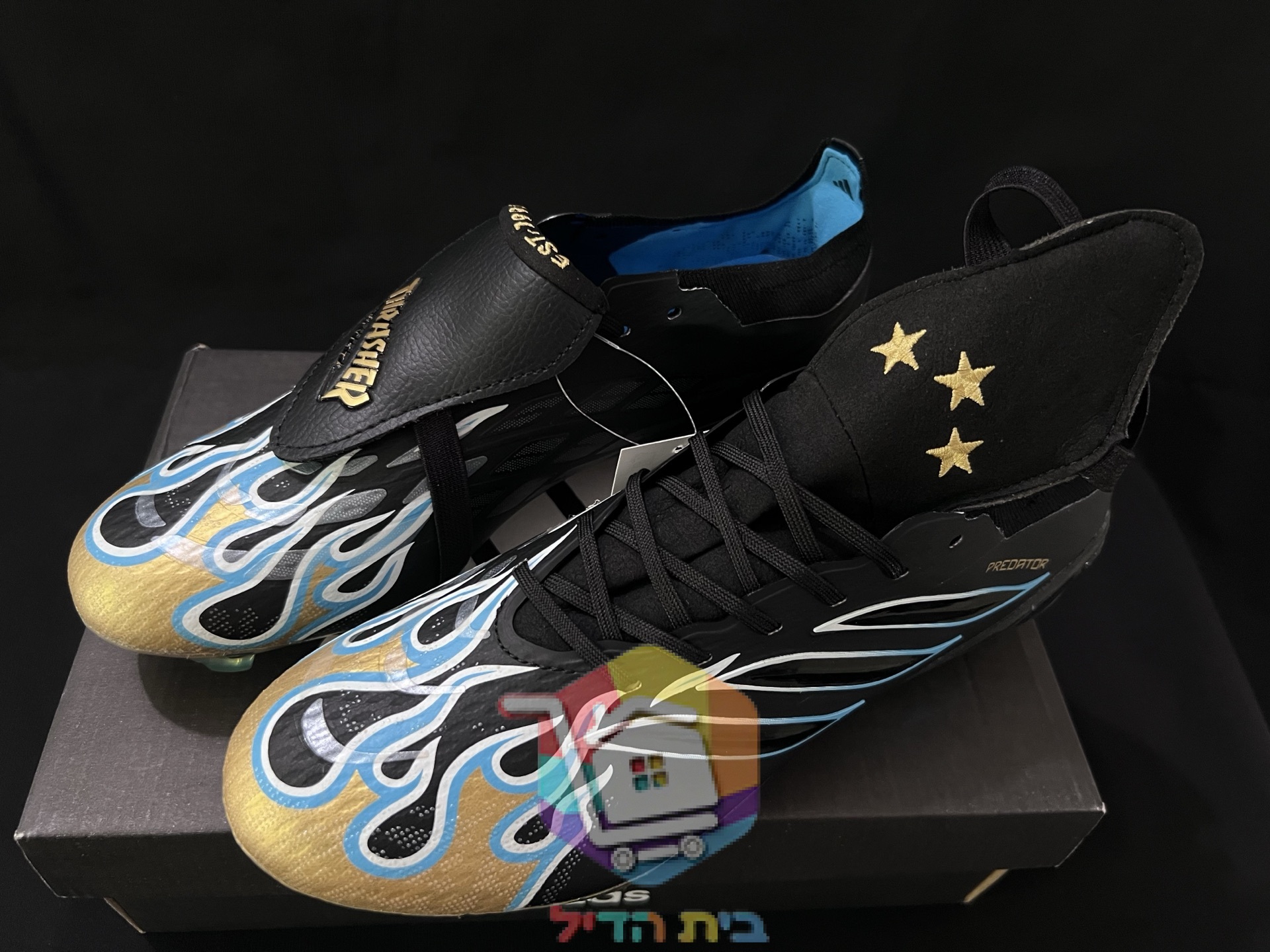 נעלי כדורגל adidas Predator x Thrasher, שחור עם להבות