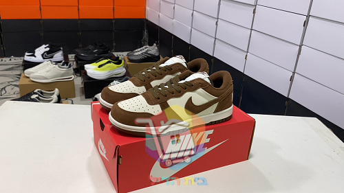 Sneakers Nike Big Nike Low, marrone e crema 1
