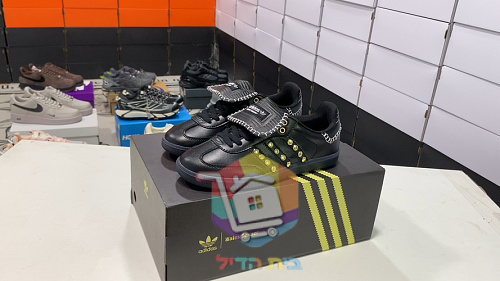 Sneakers adidas in due modelli, Samba LT e Samba Wales Bonner con borchie 29