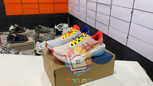 נעלי ריצה ASICS Novablast 6 שמנת וכתום 1