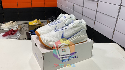 נעלי כדורסל Nike לבנות עם סוליית גומי 9