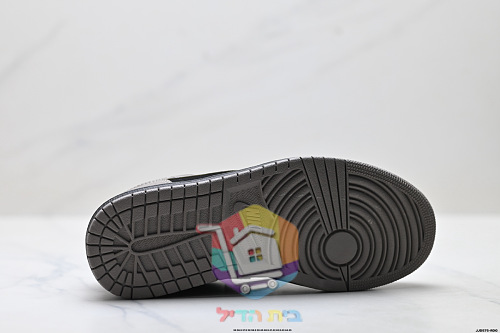 נעלי Air Jordan 1 Low בארבעה גוונים לגברים 19