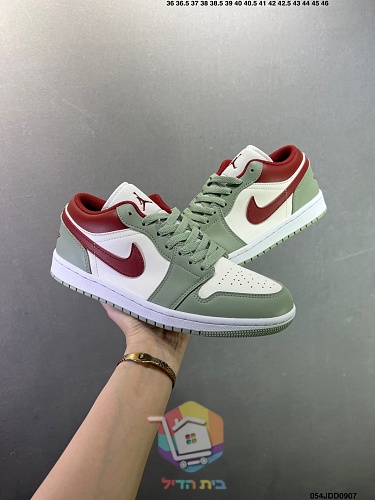 נעלי Air Jordan 1 Low בארבעה גוונים 11