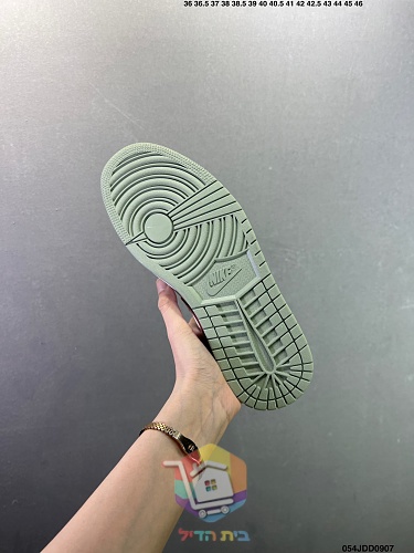 נעלי Air Jordan 1 Low בארבעה גוונים 12