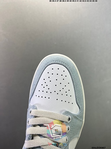 נעלי Air Jordan 1 Low בארבעה גוונים 23