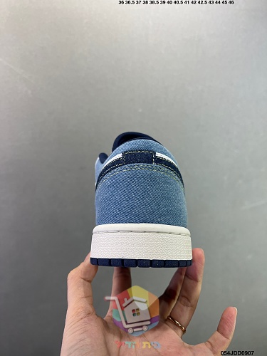 נעלי Air Jordan 1 Low בארבעה גוונים 24