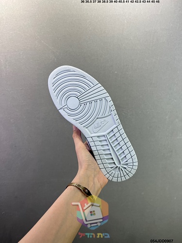 נעלי Air Jordan 1 Low בארבעה גוונים 30