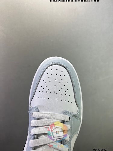 נעלי Air Jordan 1 Low בארבעה גוונים 32
