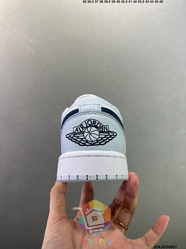 נעלי Air Jordan 1 Low בארבעה גוונים 33