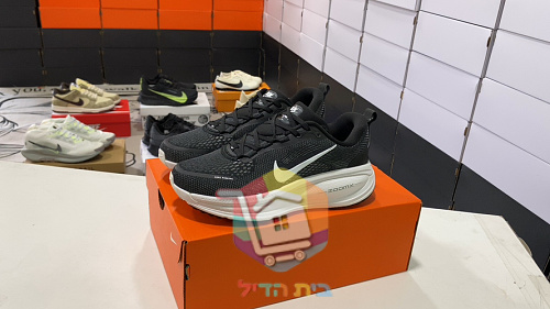 Nike Vomero 18 Laufschuhe aus Mesh 30