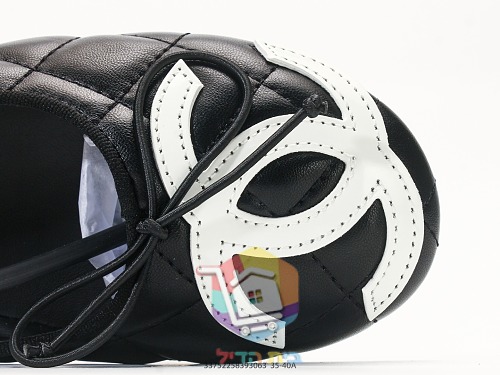 נעלי בובה Chanel Cambon שחור עם לוגו לבן 2