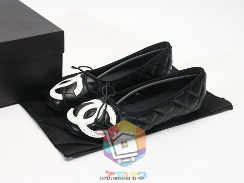 נעלי בובה Chanel Cambon שחור עם לוגו לבן 10