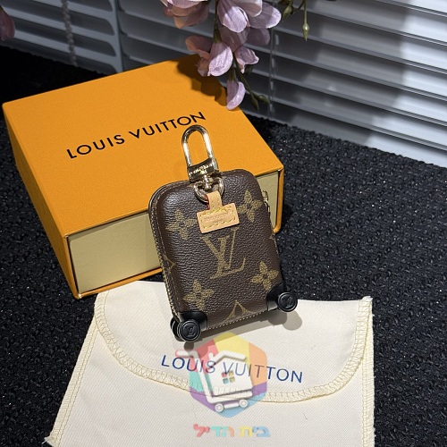 מחזיק מפתחות Louis Vuitton בצורת מזוודה, שבעה גוונים 13