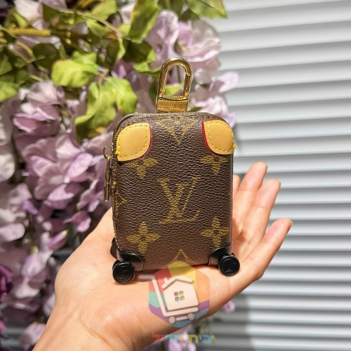 מחזיק מפתחות Louis Vuitton בצורת מזוודה, שבעה גוונים 17