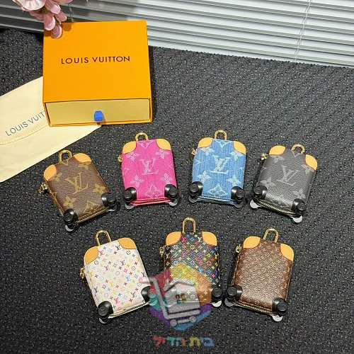מחזיק מפתחות Louis Vuitton בצורת מזוודה, שבעה גוונים 19