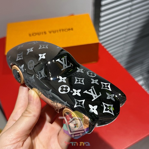 מכונית דגם Louis Vuitton במונוגרם 5