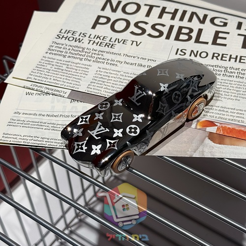 מכונית דגם Louis Vuitton במונוגרם 10