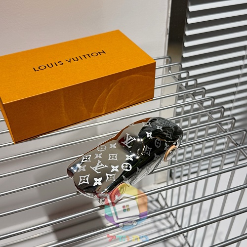 מכונית דגם Louis Vuitton במונוגרם 14