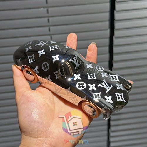מכונית דגם Louis Vuitton במונוגרם 15