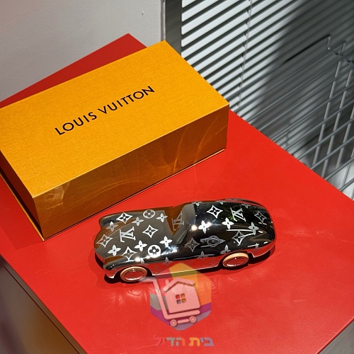 מכונית דגם Louis Vuitton במונוגרם 16