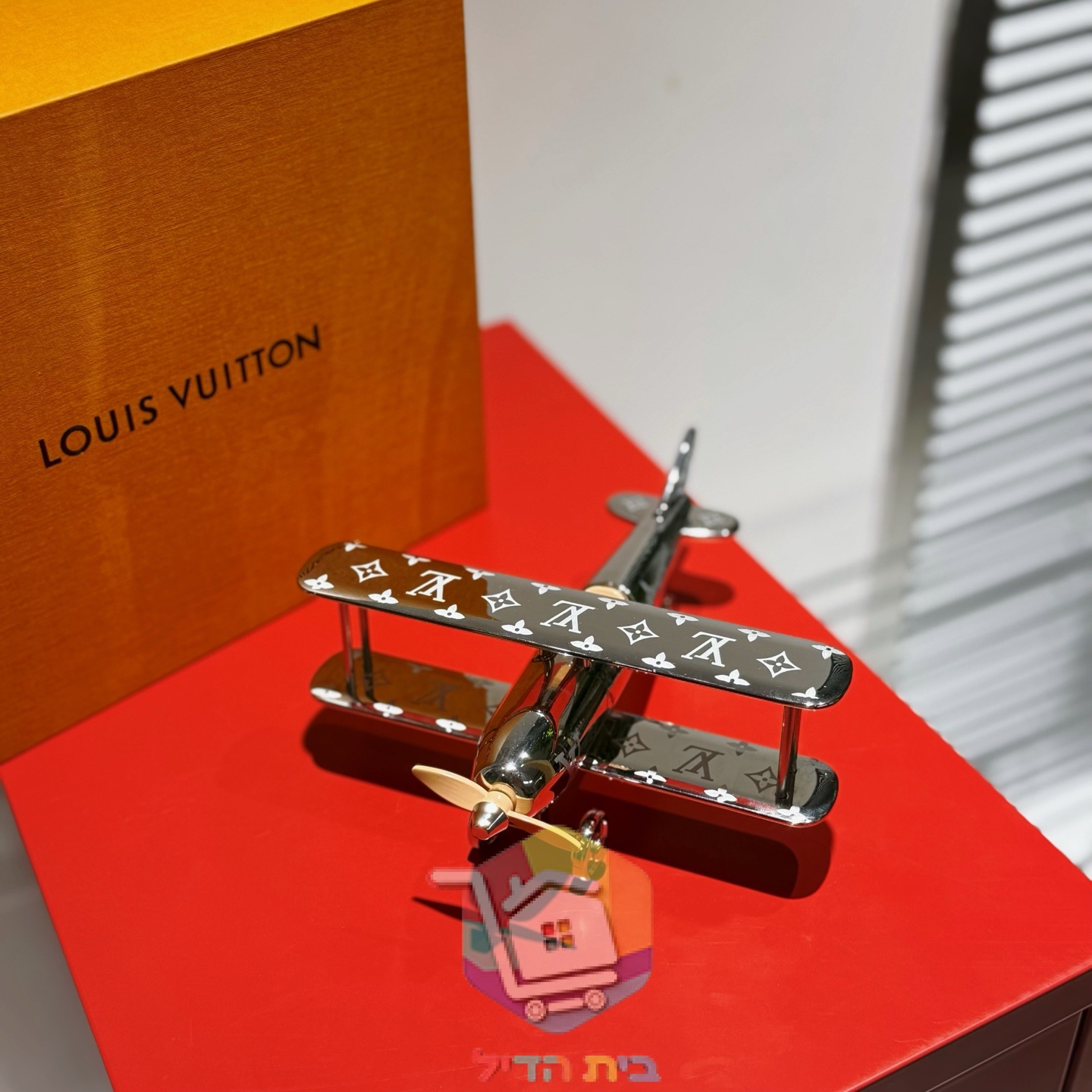 מטוס דגם Louis Vuitton במונוגרם