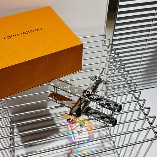 מטוס דגם Louis Vuitton במונוגרם 2