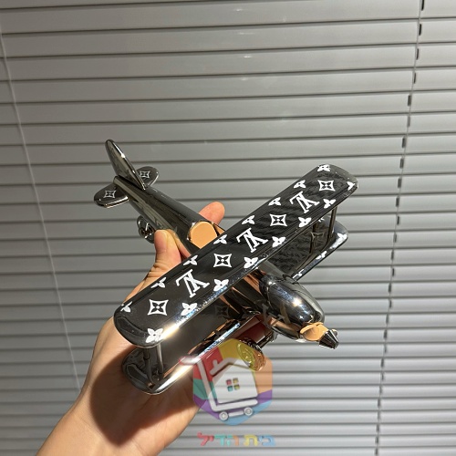 מטוס דגם Louis Vuitton במונוגרם 3