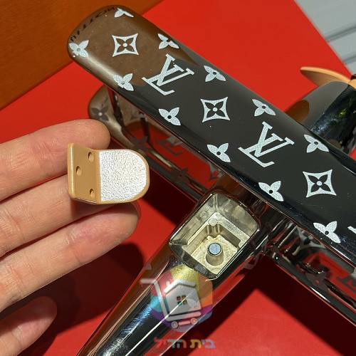מטוס דגם Louis Vuitton במונוגרם 11