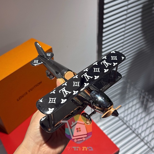מטוס דגם Louis Vuitton במונוגרם 12