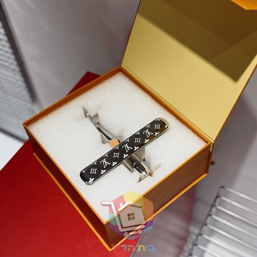 מטוס דגם Louis Vuitton במונוגרם 15