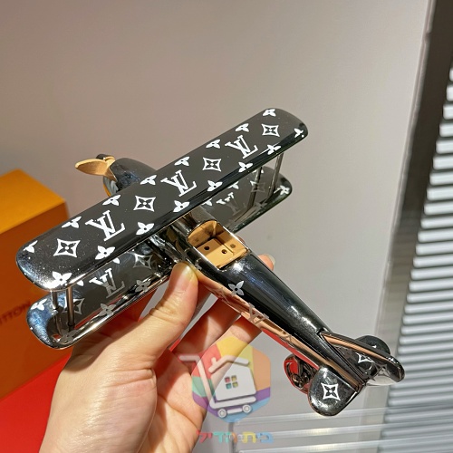 מטוס דגם Louis Vuitton במונוגרם 18