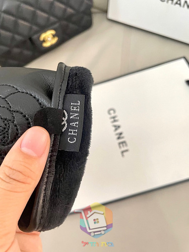 כפפות עור Chanel עם פרח מוטבע 6
