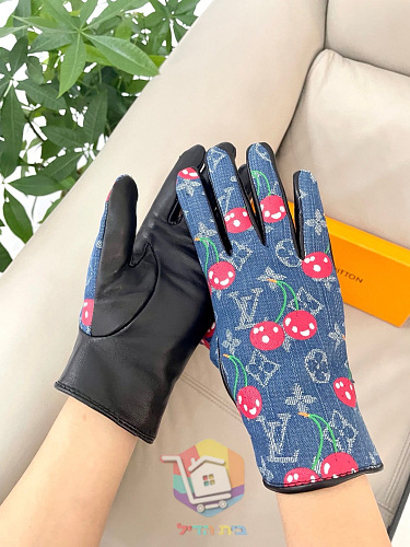 כפפות Louis Vuitton עם דובדבנים ופרווה בשני גוונים 3