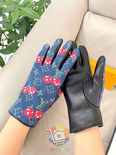 כפפות Louis Vuitton עם דובדבנים ופרווה בשני גוונים 4