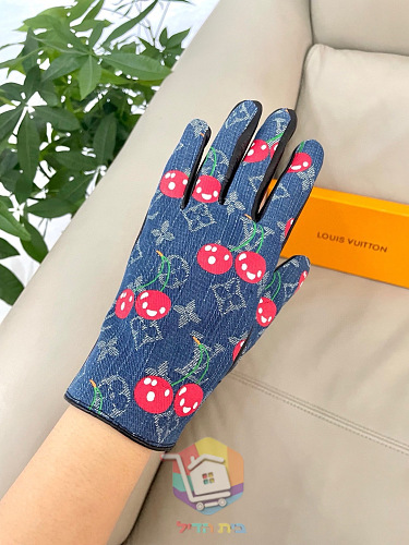 כפפות Louis Vuitton עם דובדבנים ופרווה בשני גוונים 5