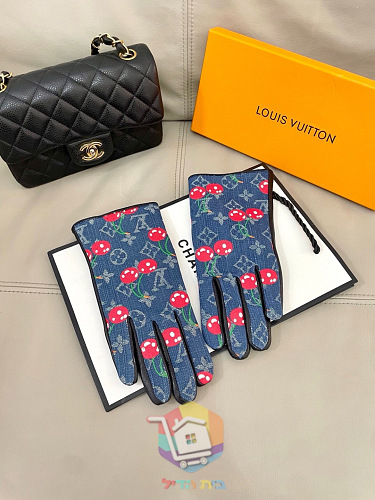 כפפות Louis Vuitton עם דובדבנים ופרווה בשני גוונים 10