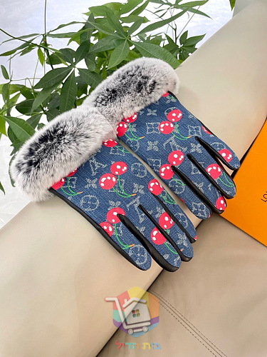 כפפות Louis Vuitton עם דובדבנים ופרווה בשני גוונים 15