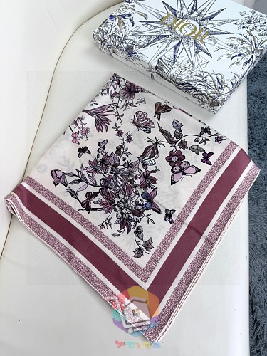 מטפחת Dior מודפסת בשלושה גוונים, 90x90 ס"מ 12