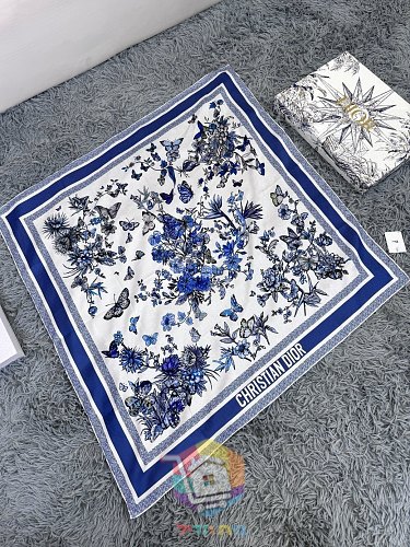 מטפחת Dior מודפסת בשלושה גוונים, 90x90 ס"מ 17
