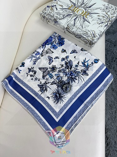 מטפחת Dior מודפסת בשלושה גוונים, 90x90 ס"מ 18