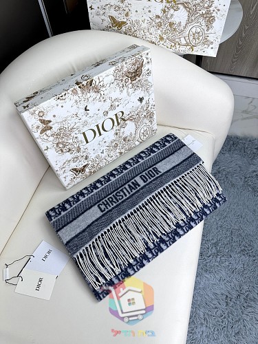 צעיף Dior במונוגרם בשלושה גוונים 15