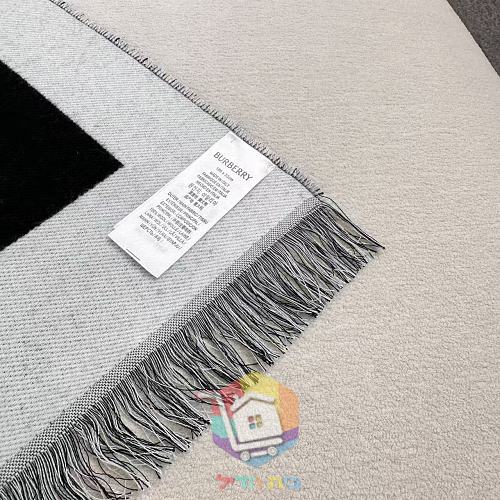צעיף Burberry עם כיתוב בשלושה גוונים 10