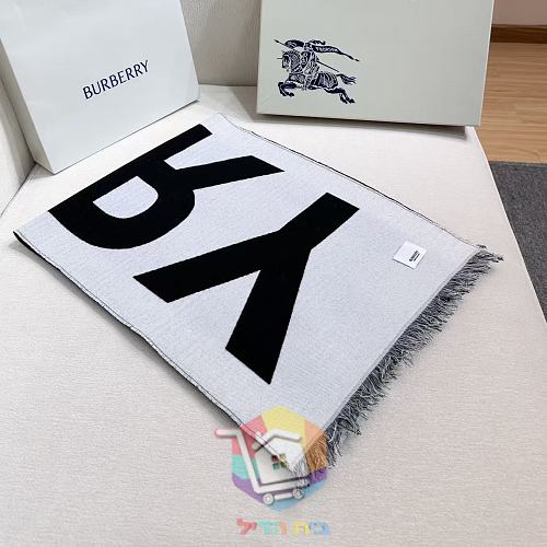 צעיף Burberry עם כיתוב בשלושה גוונים 15
