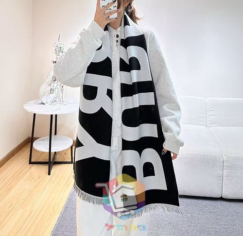 צעיף Burberry עם כיתוב בשלושה גוונים 17