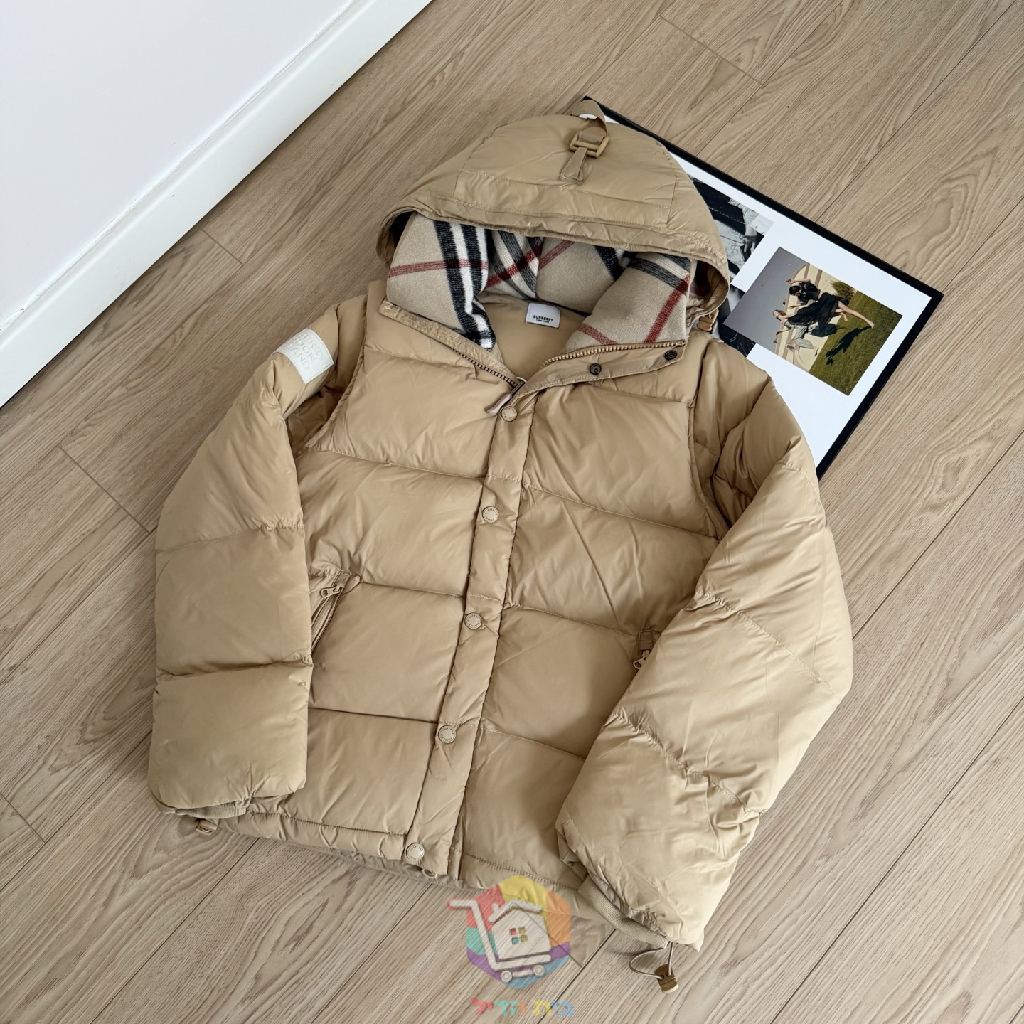 Burberry Daunenjacke mit karierter Kapuze, Beige oder Schwarz