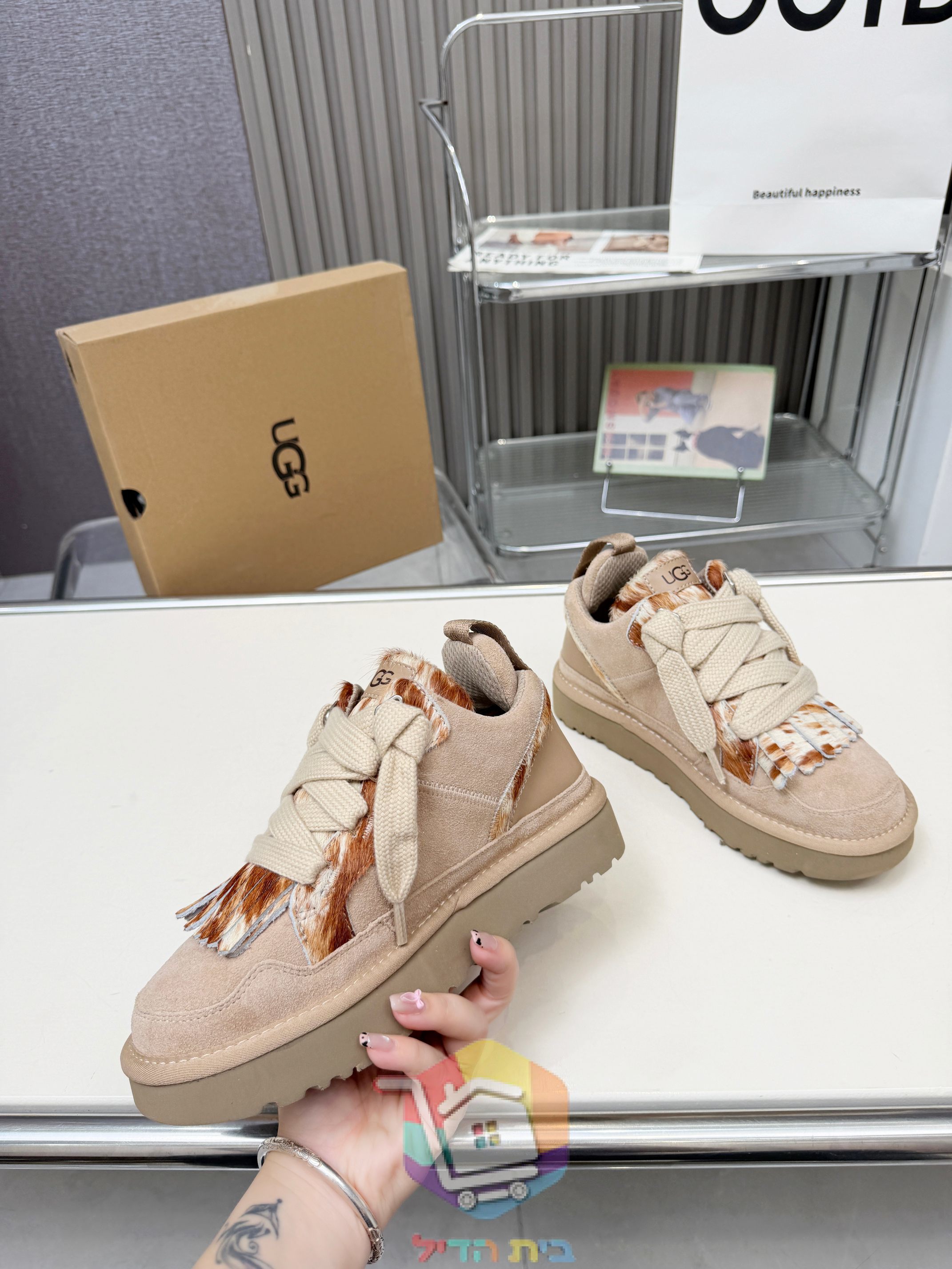 נעלי סניקרס UGG Lowmel בארבעה גוונים