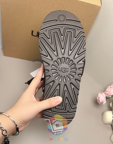 נעלי סניקרס UGG Lowmel בארבעה גוונים 28